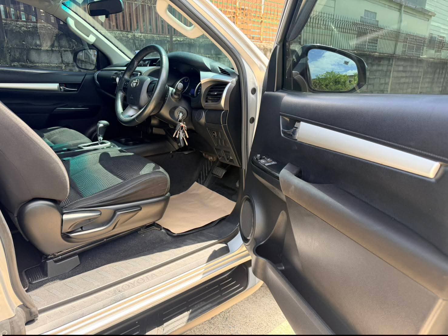 Car image 10